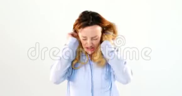 沮丧的女人站在白色背景下视频的预览图
