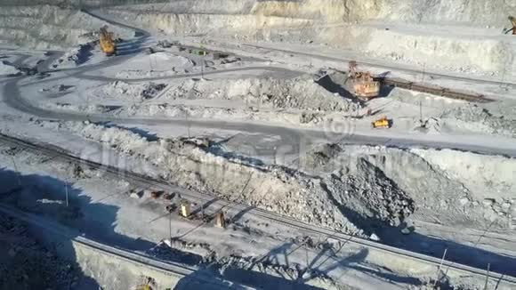 挖土机装载坑内岩石运输平台视频的预览图