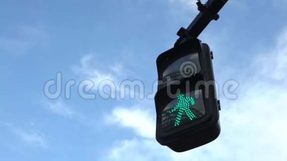 4亚洲行人天桥标志东京市区交通绿灯亮视频的预览图