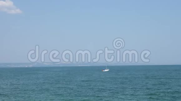 小船在海里里面有游客视频的预览图