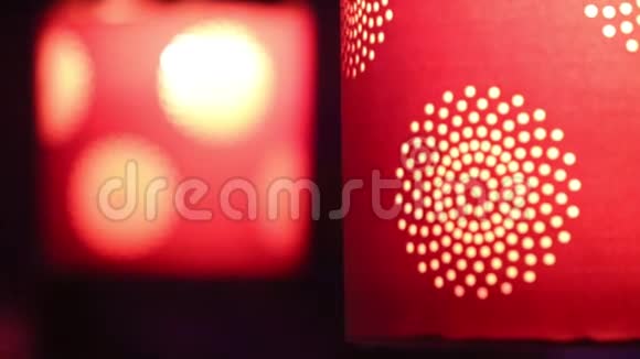 夜店近景明亮的红色灯罩视频的预览图
