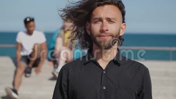 海滨阳光下的年轻时尚男士视频的预览图