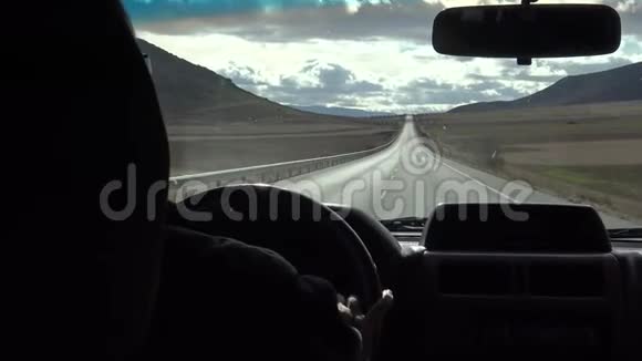 在西班牙美丽的乡间小路上开车的4K男子视频的预览图