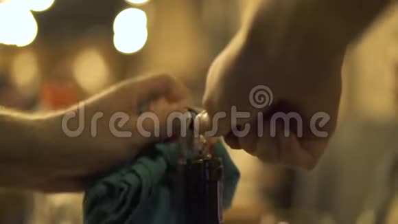 男性双手打开酒瓶用开瓶器在假日桌上关闭使用软木塞的人用开瓶器视频的预览图