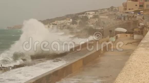 大浪飞溅在海坞下雨和刮风的天气视频的预览图