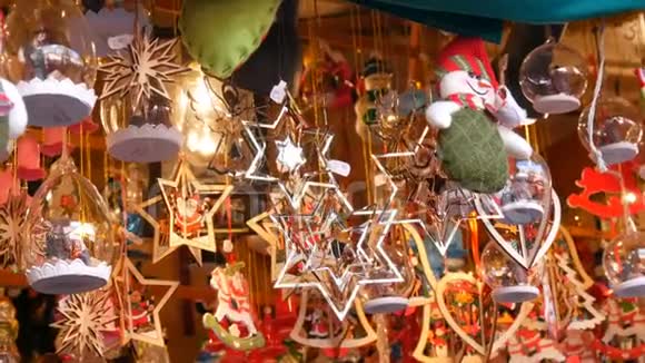 美丽的各种圣诞装饰从金属木材各种形状和大小在风中摇摆圣诞节和视频的预览图