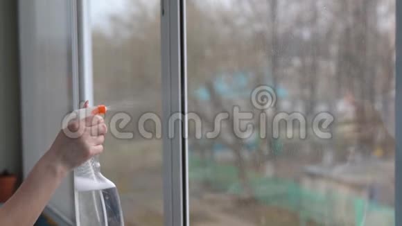 年轻女子在阳台上洗窗户视频的预览图