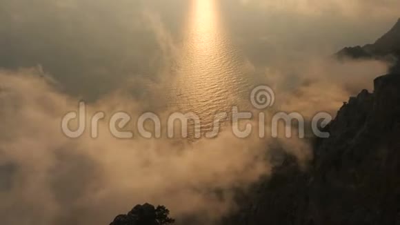 美丽的戏剧性日落五颜六色的云彩和美妙的海岸线从上面的阿亚角在克里米亚视频的预览图