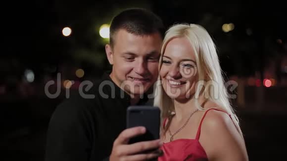快乐浪漫情侣晚上自拍视频的预览图
