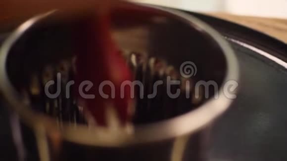 在厨房的小钢杯里挤的白色甜奶油的特写镜头框架甜点准备视频的预览图