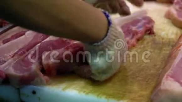 特写双手在桌摊上准备生猪肉传统市场视频的预览图
