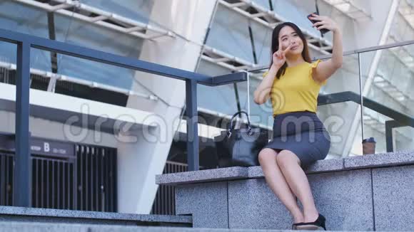 可爱的商务女性在智能手机上自拍视频的预览图