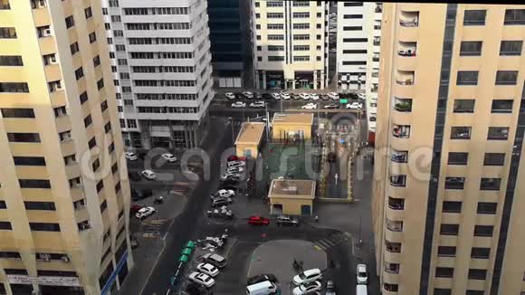 清晨俯瞰城市塔楼道路停车场商店和篮球视频的预览图