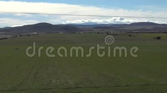 西班牙炎热的一天4带山的绿色乡村美景视频的预览图