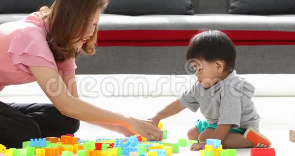 亚洲男孩和他妈妈玩砖块视频的预览图