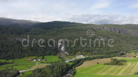 挪威沃思美丽的Tvindefossen瀑布的空中镜头视频的预览图