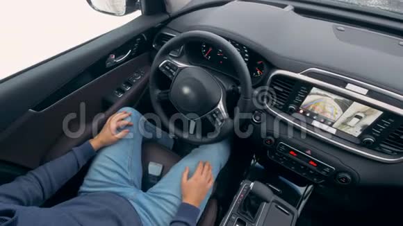 人坐在自动驾驶的汽车上而它是停车顶部视图视频的预览图