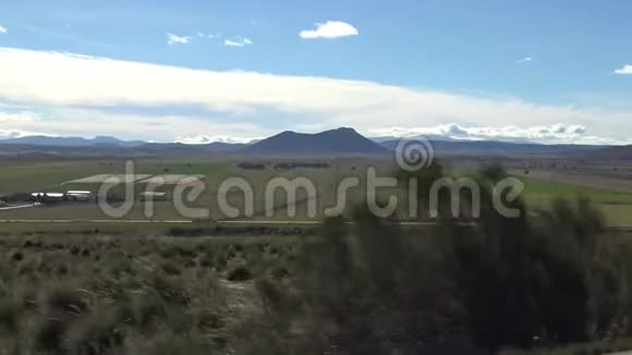 在西班牙炎热的一天4山的绿色乡村美景视频的预览图