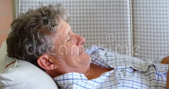 4k沙发上躺着数码平板电脑的老人视频的预览图