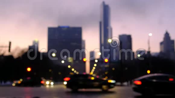 城市夜间交通模糊在背景下汽车穿过芝加哥建筑的十字路口视频的预览图