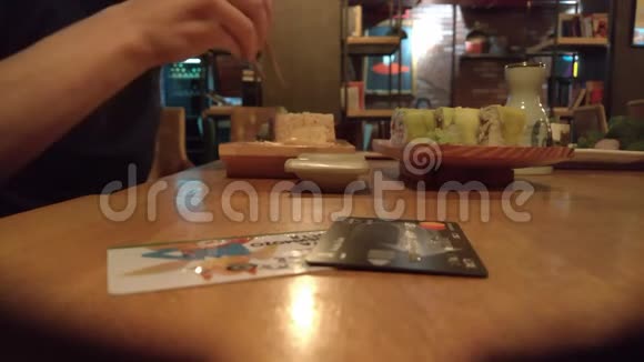 一个人在餐馆吃面包卷背景模糊视频的预览图