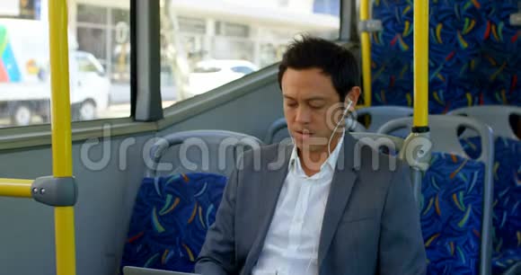 男性通勤者在乘坐4k公共汽车时帮助成熟的通勤者起床视频的预览图
