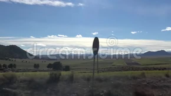 西班牙炎热的一天4带山的绿色乡村美景视频的预览图