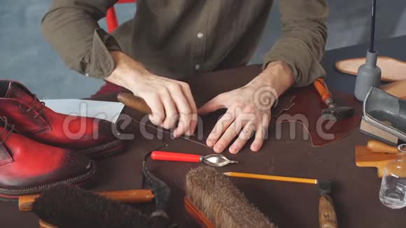 在车间用手工工具加工皮革的人视频的预览图