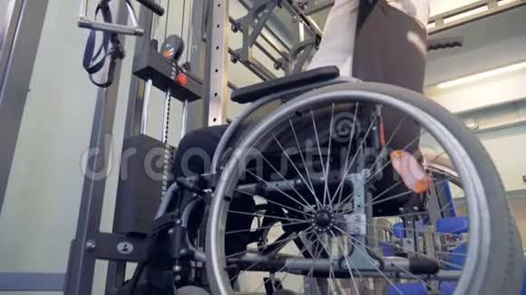 残疾人在轮椅上背部肌肉无力的负荷视频的预览图