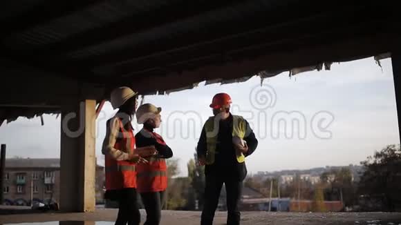 领班带领两名女质检员到施工现场视频的预览图