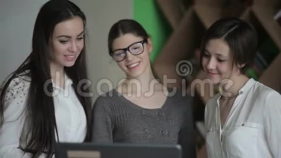 女孩们在笔记本上看到一些东西视频的预览图