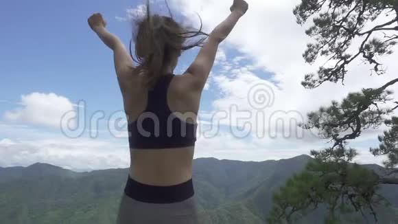 在森林里奔跑的女人视频的预览图