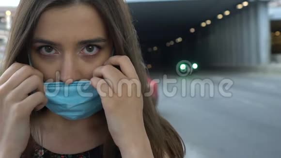 城市街道上戴安全面罩的妇女环境污染流行病视频的预览图