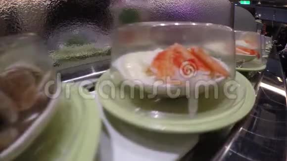 4k日本餐馆传送带上的寿司也叫寿司火车视频的预览图