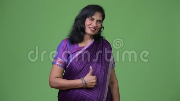 成熟快乐美丽的印度妇女为呼叫中心代表微笑着竖起大拇指视频的预览图
