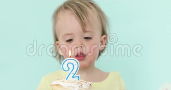 两岁生日蛋糕上的蜡烛视频的预览图