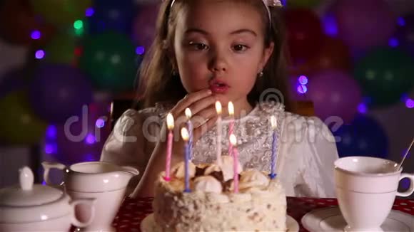小女孩吹灭生日蛋糕的蜡烛视频的预览图