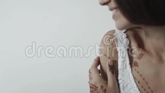 一个女人的身体特写镜头用指甲花画装饰视频的预览图