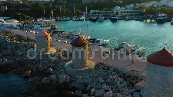 鸟瞰无人机视频罗德城岛多德卡尼斯希腊与曼德拉克港泻湖和视频的预览图