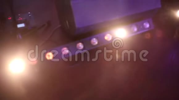 舞台上的条纹灯光闪闪发光视频的预览图
