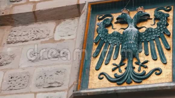 德国纽伦堡的会徽在城市历史上的城墙上黑头鹰视频的预览图