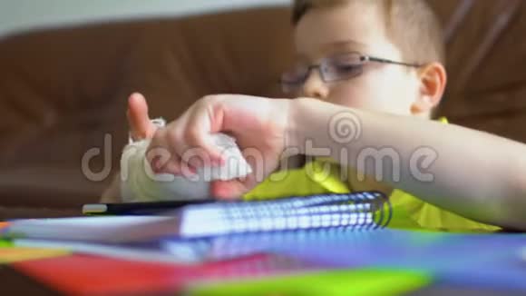手断了的可爱孩子做不了家庭作业视频的预览图