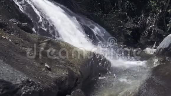 山河中的水流倾泻在大石头上从山瀑布流出来的水很快流入了岩石河视频的预览图