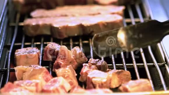 一个小贩在夜市用喷灯烹制牛肉肉的动作缓慢视频的预览图