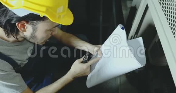 工程师检查工业电气系统视频的预览图
