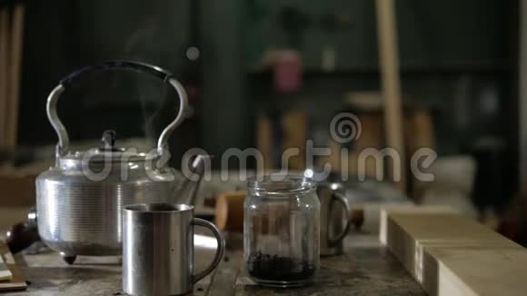 钢制茶壶不锈钢杯和一罐茶叶视频的预览图