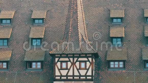 世界著名圣灵医院的屋顶是古代疗养院现在的一家德国式的深秋餐厅德国视频的预览图