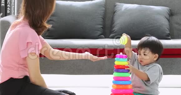 亚洲男孩和他妈妈玩叠叠环玩具视频的预览图