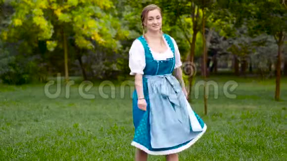 巴伐利亚女孩在草地上跳舞视频的预览图