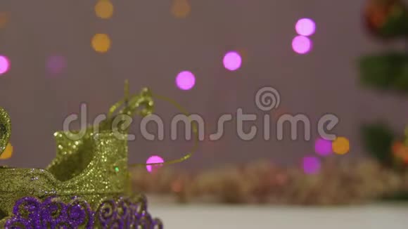 用圣诞皇冠装饰的圣诞树视频的预览图